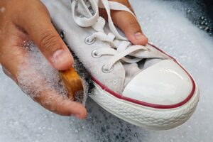 CARA MENCUCI SEPATU