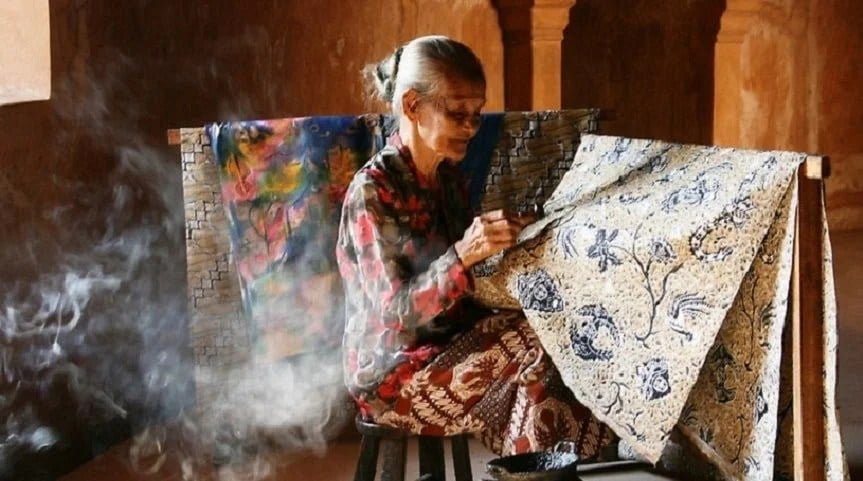 BATIK DI INDONESIA: KARYA SENI TRADISIONAL YANG MEMBANGGAKAN BATIK DI INDONESIA: KARYA SENI TRADISIONAL YANG MEMBANGGAKAN