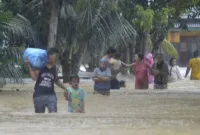 Banjir mengungkung Kota Padang: Ratusan Rumah Tergenang Air