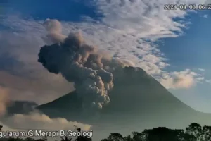 Gunung Merapi Telah 7 Kali mengeluarkan awan panas guguran Pada Senin Sore