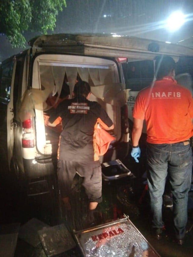 SEORANG SOPIR PENGANTAR ES KRIM DITEMUKAN TEWAS DI DALAM FREEZER MOBIL DI JALAN SUDIRMAN, JAKARTA PUSAT MAYAT PRIA PETUGAS PENGANTAR ESKRIM DITEMUKAN TEWAS DI DALAM FREEZER MOBIL YANG PECAH BAN DI JALAN JENDERAL SUDIRMAN. FOTO: HUMAS POLRES JAKPUS