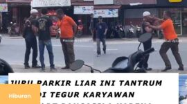 Karyawan toko Alfamart Pancasila ( Baju Orange ) menegur seseorang yang diduga seorang juru parkir liar