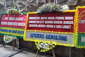 Menyambut Vonis Perkara Pilpres, Karangan Bunga Berlafaz Singgungan ada di MK Menyambut Vonis Perkara Pilpres, Karangan Bunga Berlafaz Singgungan ada di MK