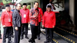 Jokowi Ingatkan Hasto Masalah Isu Rebut Ketum PDIP: Jangan kayak Gitu Jokowi Ingatkan Hasto Masalah Isu Rebut Ketum PDIP: Jangan kayak Gitu