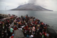 Letusan Gunung Berapi Ruang di Indonesia memaksa evakuasi dan penutupan bandara