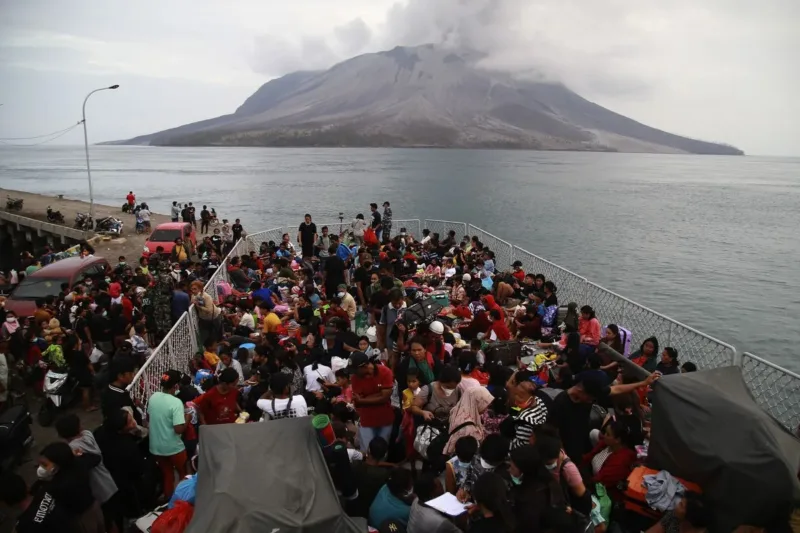 Letusan Gunung Berapi Ruang di Indonesia memaksa evakuasi dan penutupan bandara