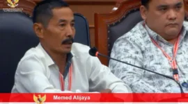 Majelis Hakim MK Tidak Dapat Menahan Tawa Saat Memed Bersaksi