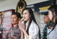 Sampai di Kejagung, Sandra Dewi Menebarkan Senyuman