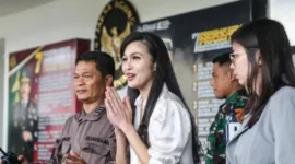 Sampai di Kejagung, Sandra Dewi Menebarkan Senyuman