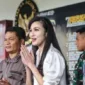 Sampai di Kejagung, Sandra Dewi Menebarkan Senyuman