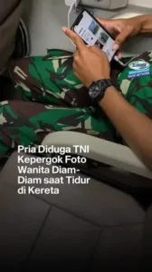 Seorang anggota TNI diam-diam mengambil foto seorang wanita yang duduk di depannya di dalam kereta Seorang anggota TNI diam-diam mengambil foto seorang wanita yang duduk di depannya di dalam kereta