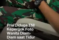 Seorang anggota TNI diam-diam mengambil foto seorang wanita yang duduk di depannya di dalam kereta