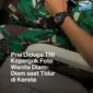 Seorang anggota TNI diam-diam mengambil foto seorang wanita yang duduk di depannya di dalam kereta