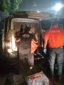 Seorang sopir pengantar es krim ditemukan tewas di dalam freezer mobil di Jalan Sudirman, Jakarta Pusat Seorang sopir pengantar es krim ditemukan tewas di dalam freezer mobil di Jalan Sudirman, Jakarta Pusat
