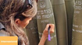 Mantan calon Presiden Amerika Serikat (AS) Nikki Haley menulis “Finish Them/Habisi Mereka” di sebuah rudal Israel