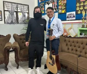 Alan Walker Ke Kota Medan, Jumpai Guru Musik serta Murid SMA Al-Azhar yang Viral Alan Walker Ke Kota Medan, Jumpai Guru Musik serta Murid SMA Al-Azhar yang Viral