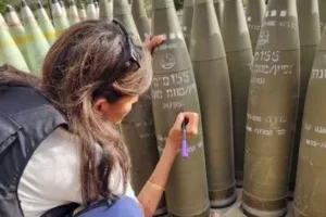 Mantan calon Presiden Amerika Serikat (AS) Nikki Haley menulis "Finish Them/Habisi Mereka" di sebuah rudal Israel Mantan calon Presiden Amerika Serikat (AS) Nikki Haley menulis "Finish Them/Habisi Mereka" di sebuah rudal Israel