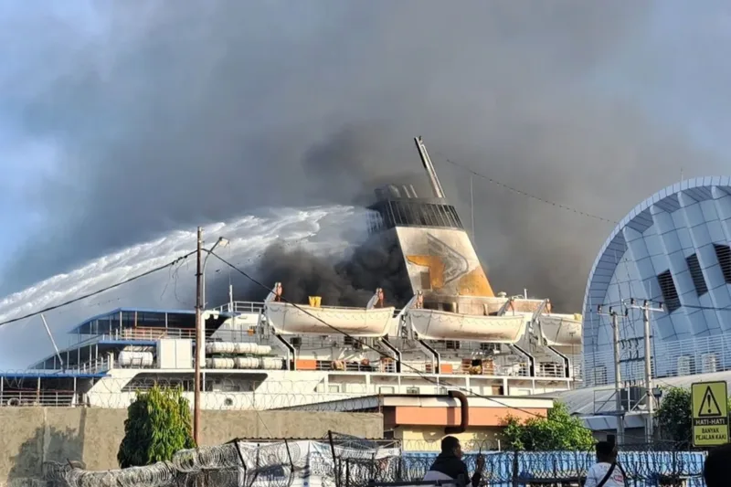 KM Umsini terbakar saat bersandar di Pelabuhan Makassar pada Minggu (9/6)