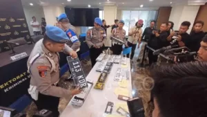 Masalah Pelat Palsu DPR, Polisi Sergap Pengacara serta Politikus Golkar Henry Indraguna Masalah Pelat Palsu DPR, Polisi Sergap Pengacara serta Politikus Golkar Henry Indraguna