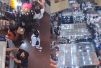 Viral momen razia barang impor dari sejumlah pedagang di ITC Mangga Dua, Jakarta Utara. (Source: Foto/TikTok @kikynovar93)