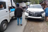 Pajero Putih Nyalip Truk Mendadak Nyaris Tabr4kan dengan Truk
