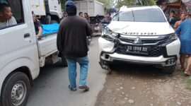 Pajero Putih Nyalip Truk Mendadak Nyaris Tabr4kan dengan Truk