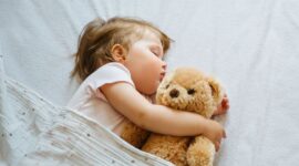 Anak Menangis Saat Bangun Tidur? Ini Penyebabnya