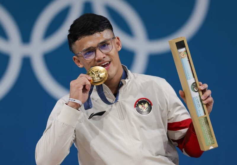 Lifter kebanggaan Indonesia, Rizki Juniansyah mempersembahkan medali emas kedua buat Tim Indonesia di Olimpiade Paris 2024. (Foto:NOC Indonesia)