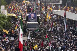 Iranians follow a truck, center, carrying the coffins of Hamas leader Ismail Haniyeh and his bodyguard who were killed in an assassination blamed on Israel on Wednesday, during their funeral ceremony at Enqelab-e-Eslami (Islamic Revolution) Sq. in Tehran, Iran, Thursday, Aug. 1, 2024. (AP Photo/Vahid Salemi) Foto: AP/Vahid Salemi