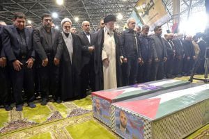 Iran's Supreme Leader Ayatollah Ali Khamenei performs prayer at the funeral of assassinated Hamas chief, Ismail Haniyeh, in Tehran, Iran, August 1, 2024. Office of the Iranian Supreme Leader/WANA (West Asia News Agency) Handout via REUTERS ATTENTION EDITORS - THIS PICTURE WAS PROVIDED BY A THIRD PARTY Foto: Office of the Iranian Supreme Leader/WANA via Reuters