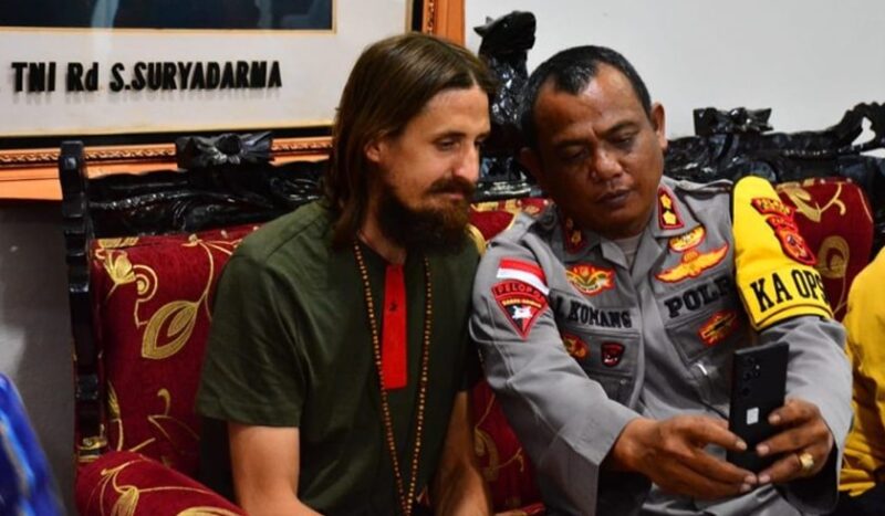 Satgas Damai Cartenz akhirnya berhasil membebaskan Pilot Susi Air Capt Philips Mark Marthens dari sandera KKB. (Foto: Divhumas Polri)