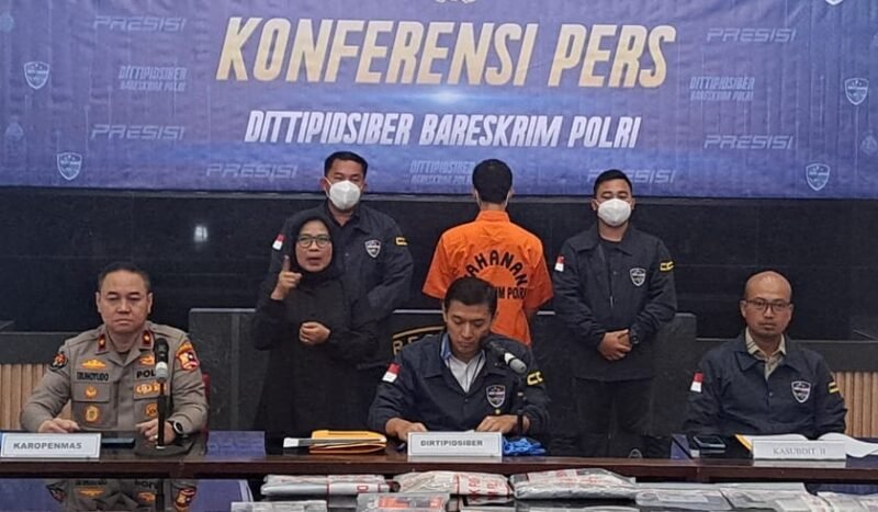 Dittipidsiber Bareskrim Polri menggelar rilis pengungkapan dugaan ilegal akses dan menyebarkan data BKN oleh guru honorer di Banyuwangi. (Foto: PMJ News)