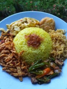5 VARIASI RESEP NASI KUNING YANG ENAK DAN LEZAT