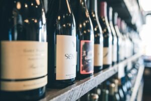Kontroversi 3 Nama Produk Beralkohol Bersertifikat Halal, BPJPH Berikan Penjelasan Tegas Ilustrasi produk dengan nama "tuyul", "tuak", "beer", dan "wine" yang mendapat sertifikat halal. Foto: Unsplash.com