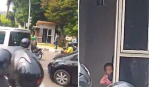 Detik-detik Seorang Pria Menyandera Anak Kandungnya di Jakarta Selatan, Begini Kronologinya Seorang pria membawa senjata tajam menyandera anak kandungnya sendiri di Pos Polisi Pejaten Village, Pasar Minggu, Jakarta Selatan. (Foto: PMJ News/Xcom)