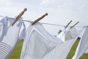 5 Tips dan Cara Mencuci Baju Putih agar Tidak Kuning