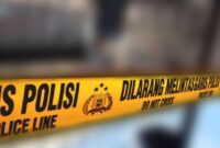 Petugas memasang garis polisi di sekitar lokasi penemuan jasad perempuan di Tangerang. (Foto: Kolase PMJ News)