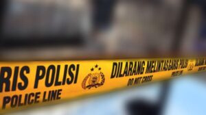PETUGAS MEMASANG GARIS POLISI DI SEKITAR LOKASI PENEMUAN JASAD PEREMPUAN DI TANGERANG. (FOTO: KOLASE PMJ NEWS)