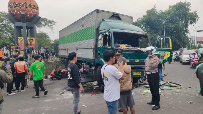 Truk Kontainer ugal ugalan di Kota Tangerang. (Foto: PMJ/Ist)
