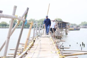 USUT KASUS PAGAR LAUT TANGERANG, KEMENTERIAN ATR/BPN BATALKAN SERTIFIKAT TANAH ILEGAL DAN PECAT 8 PEGAWAI YANG TERLIBAT MENTERI ATR/BPN NUSRON WAHID SAAT MENINJAU LANGSUNG PAGAR LAUT TANGERANG. (FOTO: DOK. KEMENTERIAN ATR BPN)