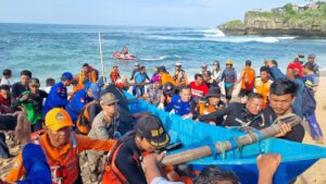 Sempat Hilang, Jenazah Siswa SMPN 7 Mojokerto yang Terseret Ombak di Pantai Drini Gunungkidul Berhasil Ditemukan Tim gabungan SAR Gunungkidul berhasil menemukan korban hilang dari rombongan wisatawan siswa SMPN 7 Mojokerto Jawa Timur di Pantai Drini, Rabu, 29 Januari 2025. (Foto: Dok. SAR Gunungkidul)