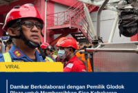 Damkar Berkolaborasi dengan Pemilik Glodok Plaza untuk Membersihkan Sisa Kebakaran
