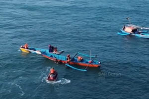Study Tour SMPN 7 Mojokerto Berujung Maut, Tiga Siswa Meninggal di Pantai Drini, Dinas Pendidikan Ambil Langkah Tegas Ini Sebanyak 13 siswa SMPN 7 Mojokerto terseret ombak di Pantai Drini, 4 siswa tewas. (Foto: Instagram @baron_satlinmas)