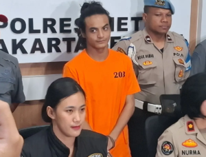 Vadel Badjideh Resmi Jadi Tersangka Kasus Dugaan Asusila terhadap Anak Nikita Mirzani, Ini 4 Bukti yang Menguatkan Dakwaannya Vadel Badjideh resmi ditahan atas dugaan asusila terhadap Lolly. Simak kronologi lengkap dan bukti yang menguatkan kasus ini. (Foto: Instagram @nyinyir_update_official)
