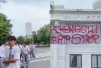 Ratusan siswa SMKN 2 Surakarta demo akibat kelalaian sekolah mengurus PDSS, membuat mereka gagal daftar SNBP 2025. (Foto Tangkap layar Youtube)