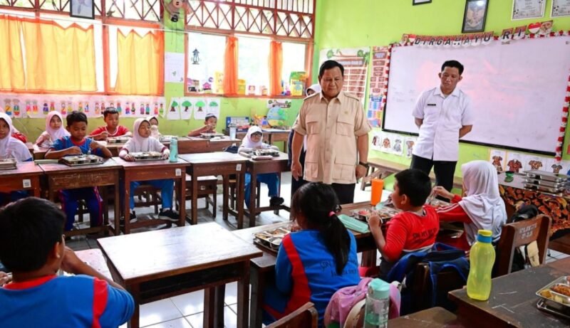 Presiden Prabowo Subianto meninjau langsung pelaksanaan program Makan Bergizi Gratis (MBG) di SDN Jati 05 Pagi, Pulogadung, Jakarta Timur, pada Senin, 3 Februari 2025. Foto: BPMI Setpres/Muchlis Jr