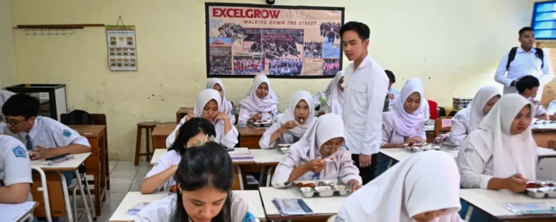 Wapres Gibran meninjau langsung pelaksanaan program tersebut di SMA Negeri 10 Surabaya. (Foto: Dok. wapresri.go.id)