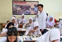 Wapres Gibran meninjau langsung pelaksanaan program tersebut di SMA Negeri 10 Surabaya. (Foto: Dok. wapresri.go.id)