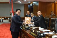 Wakil Ketua DPR RI Sufmi Dasco Ahmad, bersama Menteri BUMN Erick Thohir, usai mengesahka RUU BUMN menjadi undang-undang. (Foto: Dok. DPR RI)