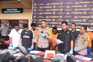 POLISI AMANKAN EMPAT PEMUDA DI JAYAPURA YANG MERUSAK DAN MEMBAKAR TEMPAT JUALAN AKIBAT PENGARUH MINUMAN KERAS. (FOTO: POLDA PAPUA)